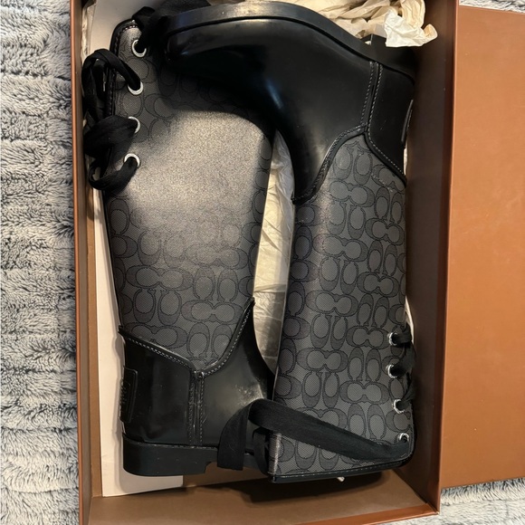 Tall Coach rain boots only worn a few times pretty new comes with original box - Picture 5 of 6